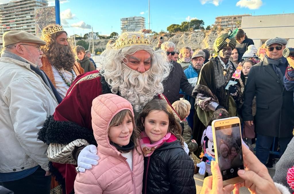 El cartero real recoge las cartas para los Reyes Magos en El Campello