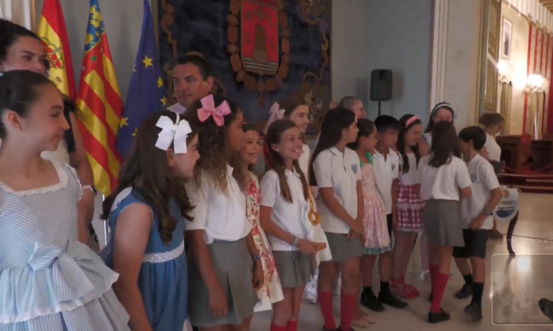 Médico Pedro Herrero y Calasancio revalidan el primer premio de Fogueres Escolars