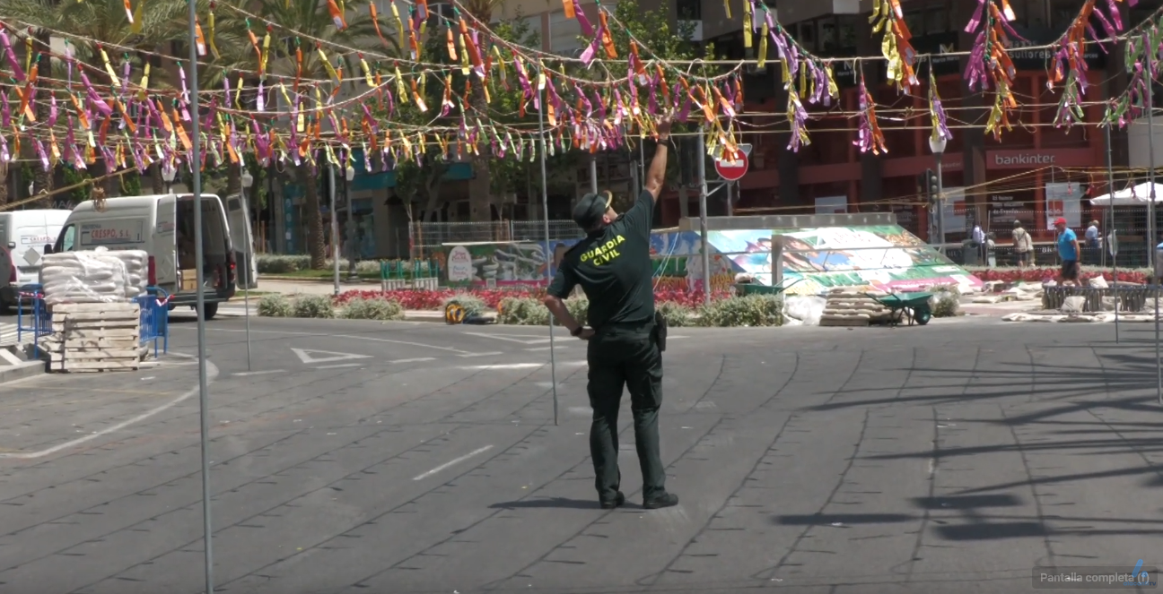 La Guardia Civil comprueba el máximo de kilos permitido en Luceros
