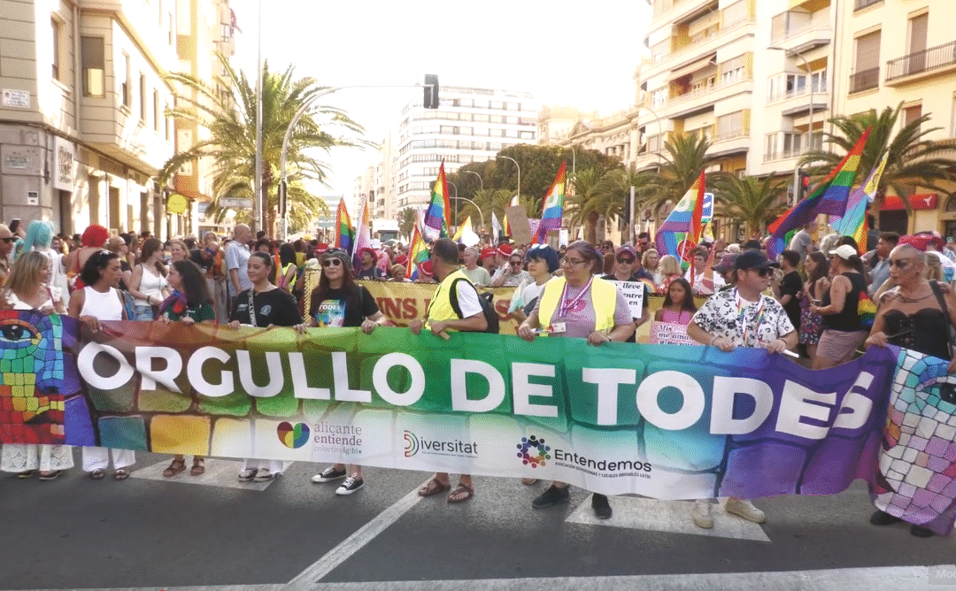 Alicante se tiñe de orgullo por los derechos LGTBI+