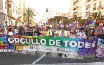 Alicante se tiñe de orgullo por los derechos LGTBI+