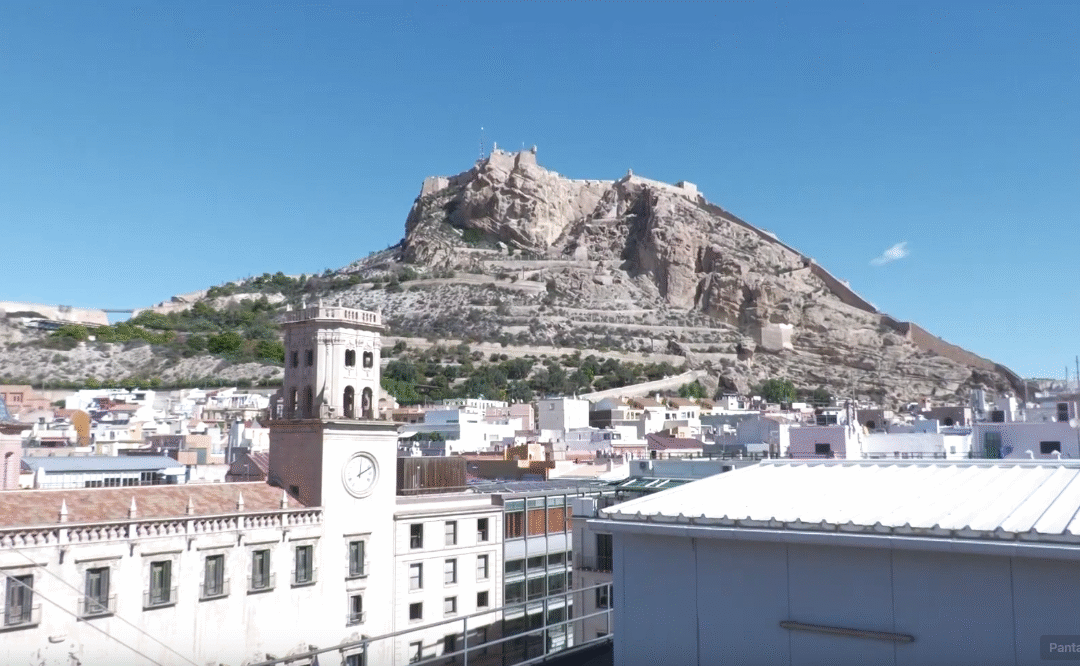 A debate los pisos turísticos: 83 bloques nuevos en Alicante desde 2023
