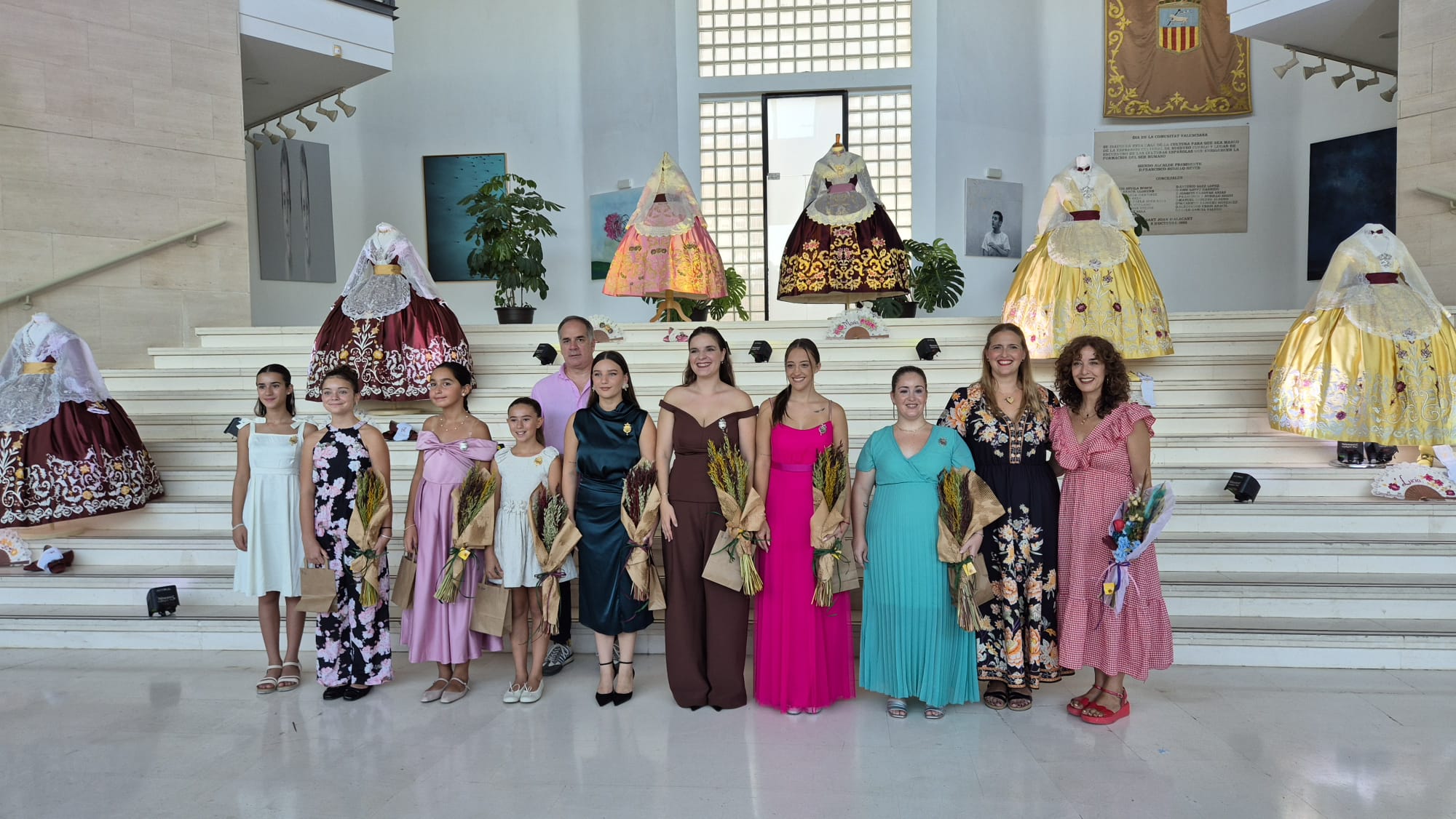 Presentados los Trajes Oficiales de las Reinas y Damas de las Fiestas del Cristo 2025 de Sant Joan