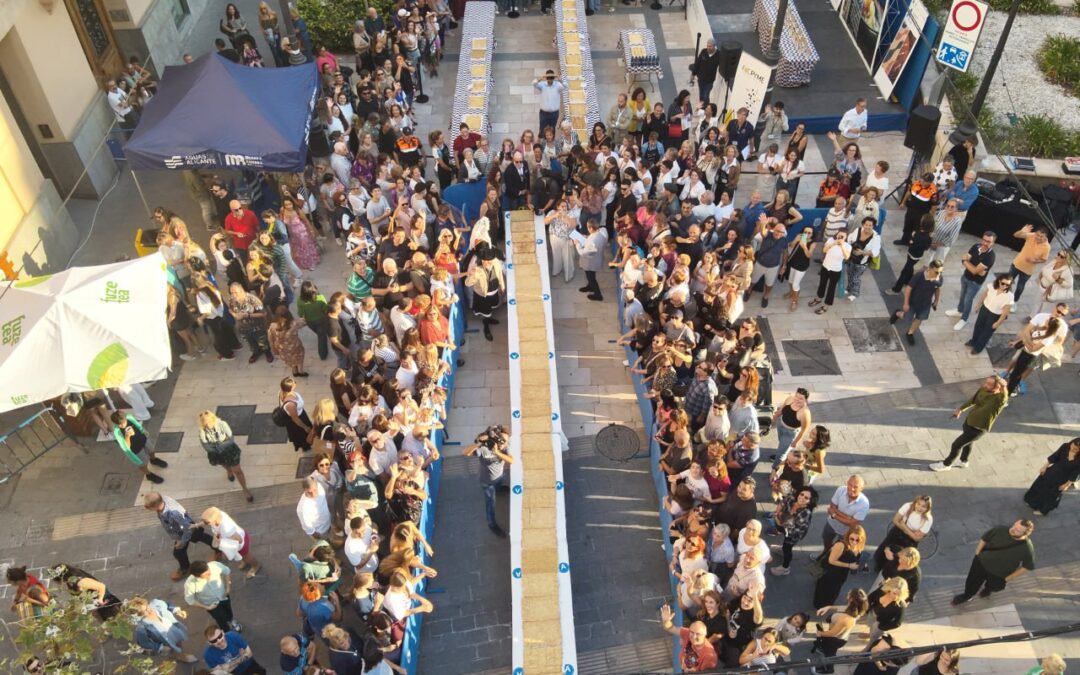 Récord mundial: la coca de mollitas más larga, en Alicante