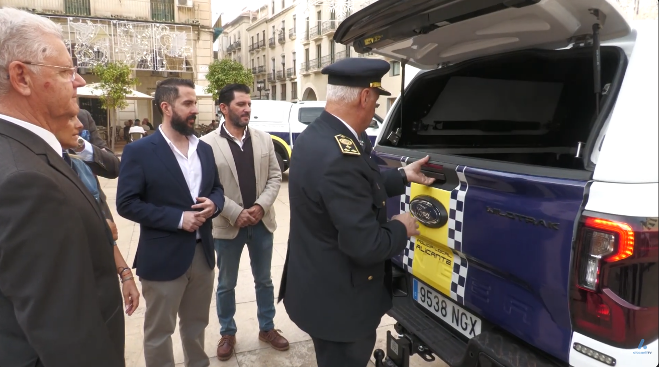 Alicante presenta nuevos coches patrulla y una oficina móvil para reforzar la seguridad