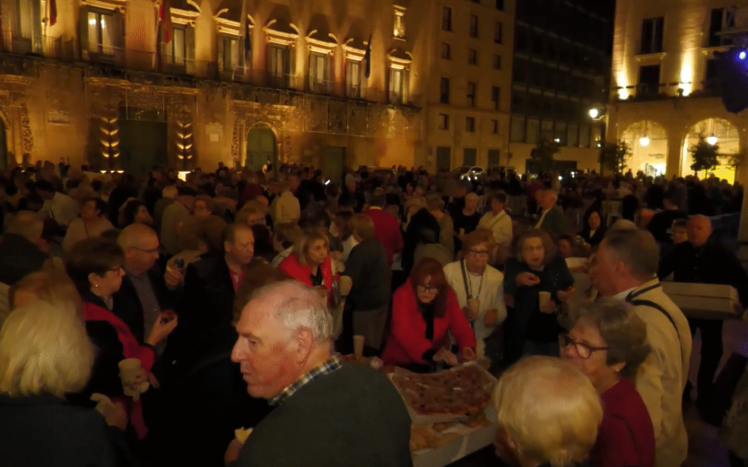 Más de 600 mayores llenan de vida la plaza del Ayuntamiento de Alicante