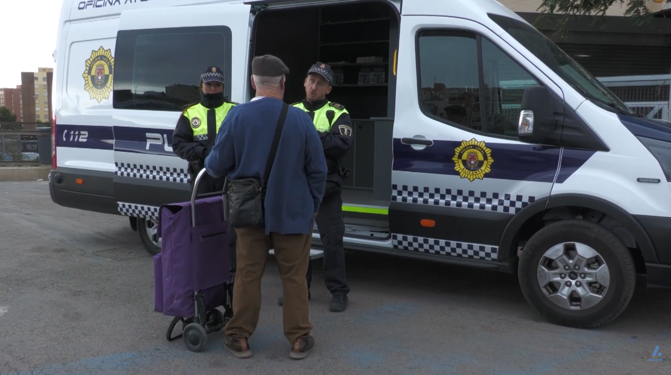 La atención policial llega a pie de calle con su la Oficina Móvil ciudadana