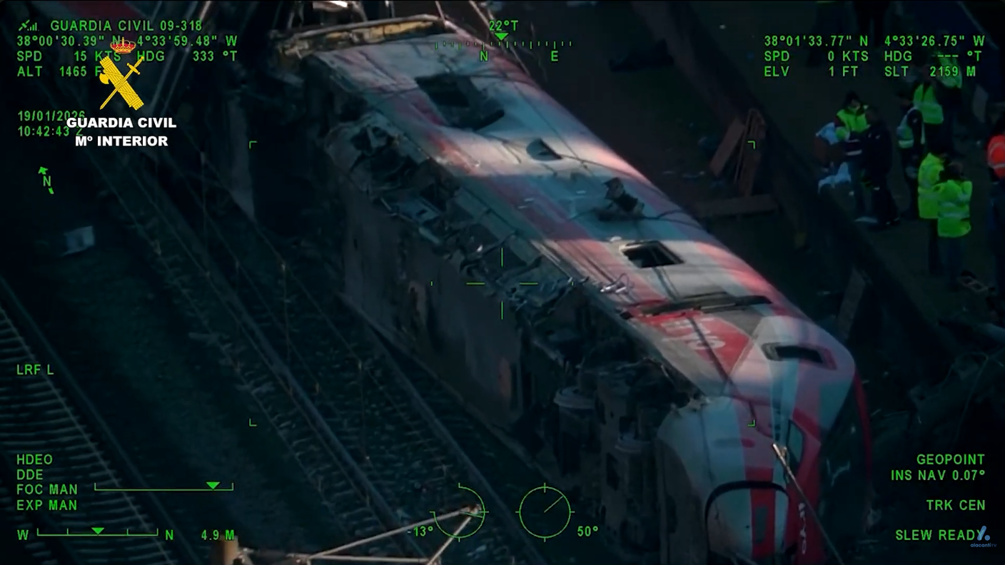 Desolador panorama tras el accidente de dos trenes de alta velocidad en Adamuz