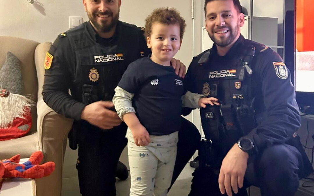 Dos policías salvan la vida a un niño de tres años que se asfixiaba