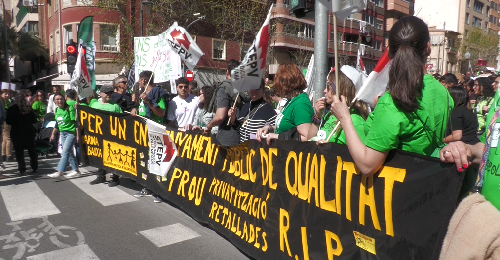 Docentes se movilizan por aulas más amplias y mejores recursos educativos