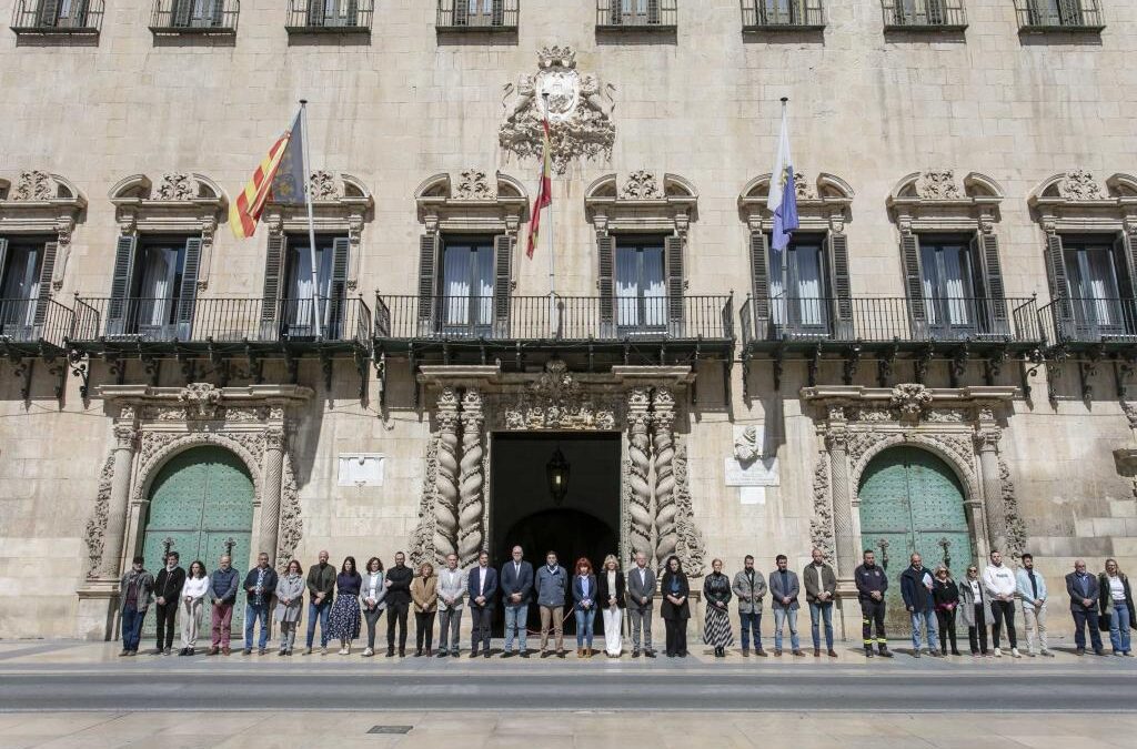 Alicante guarda silencio en memoria de la niña asesinada en Torrevieja