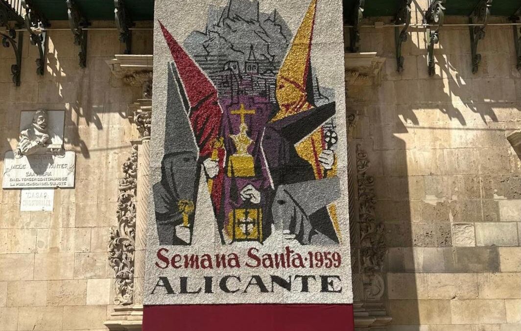 La Semana Santa llega con los tapices florales alusivos a los carteles de 2026 y 1959