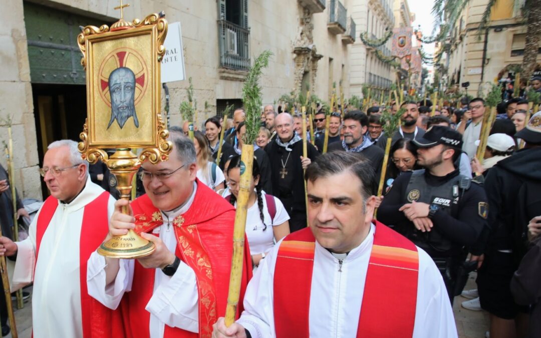 330.000 peregrinos en una multitudinaria Santa Faz
