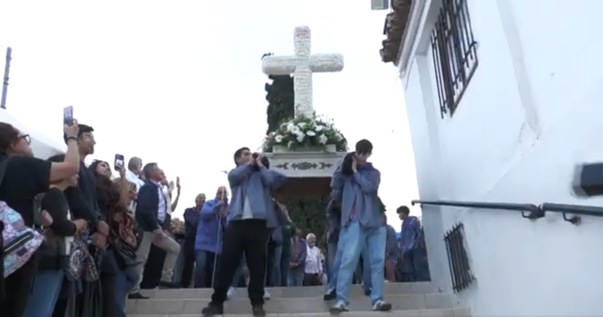 Santa Cruz celebra las Cruces de Mayo en Alicante con tradición