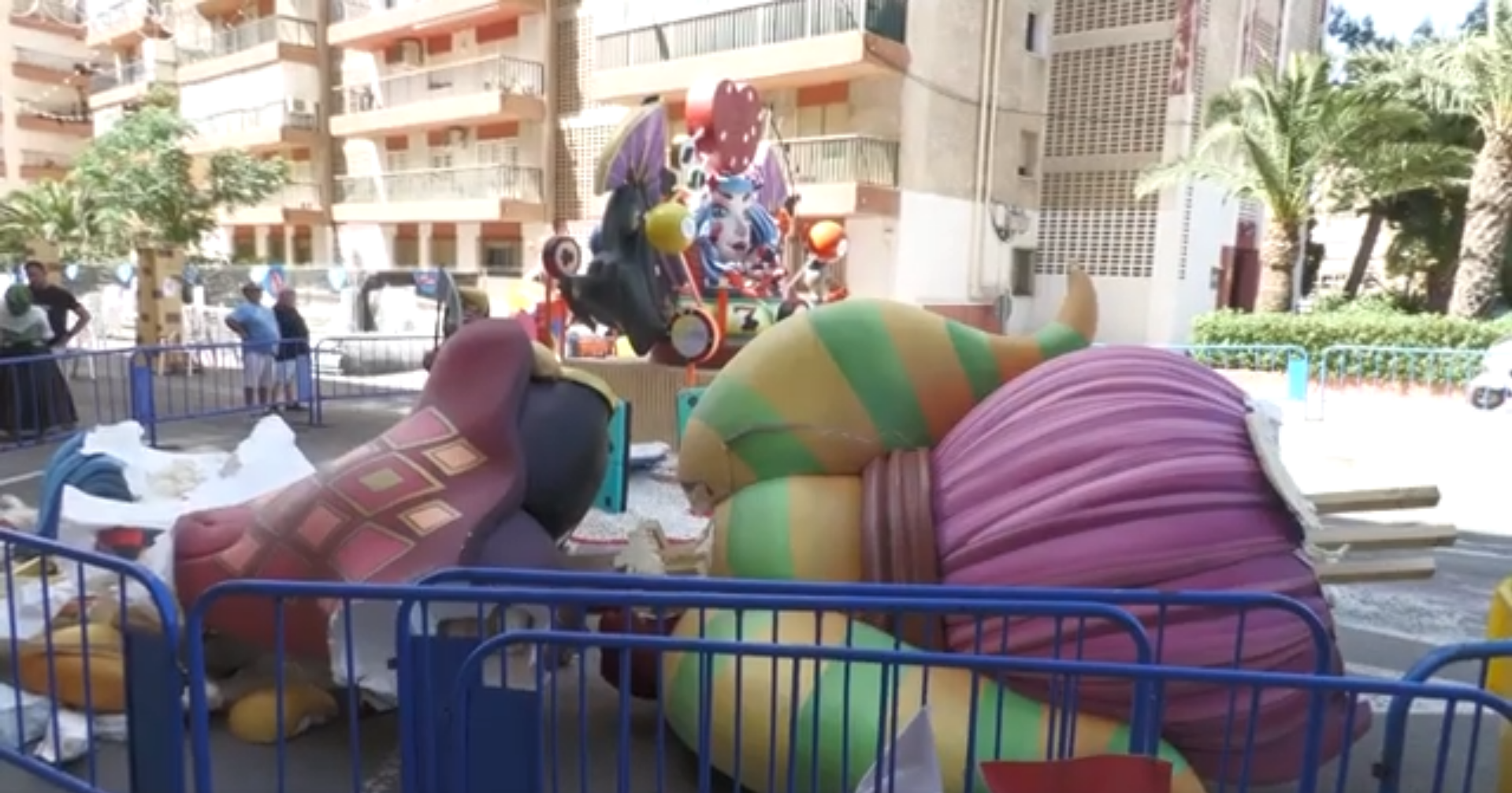 La hoguera Sant Blai de Baix se derrumba por el fuerte viento en Alicante