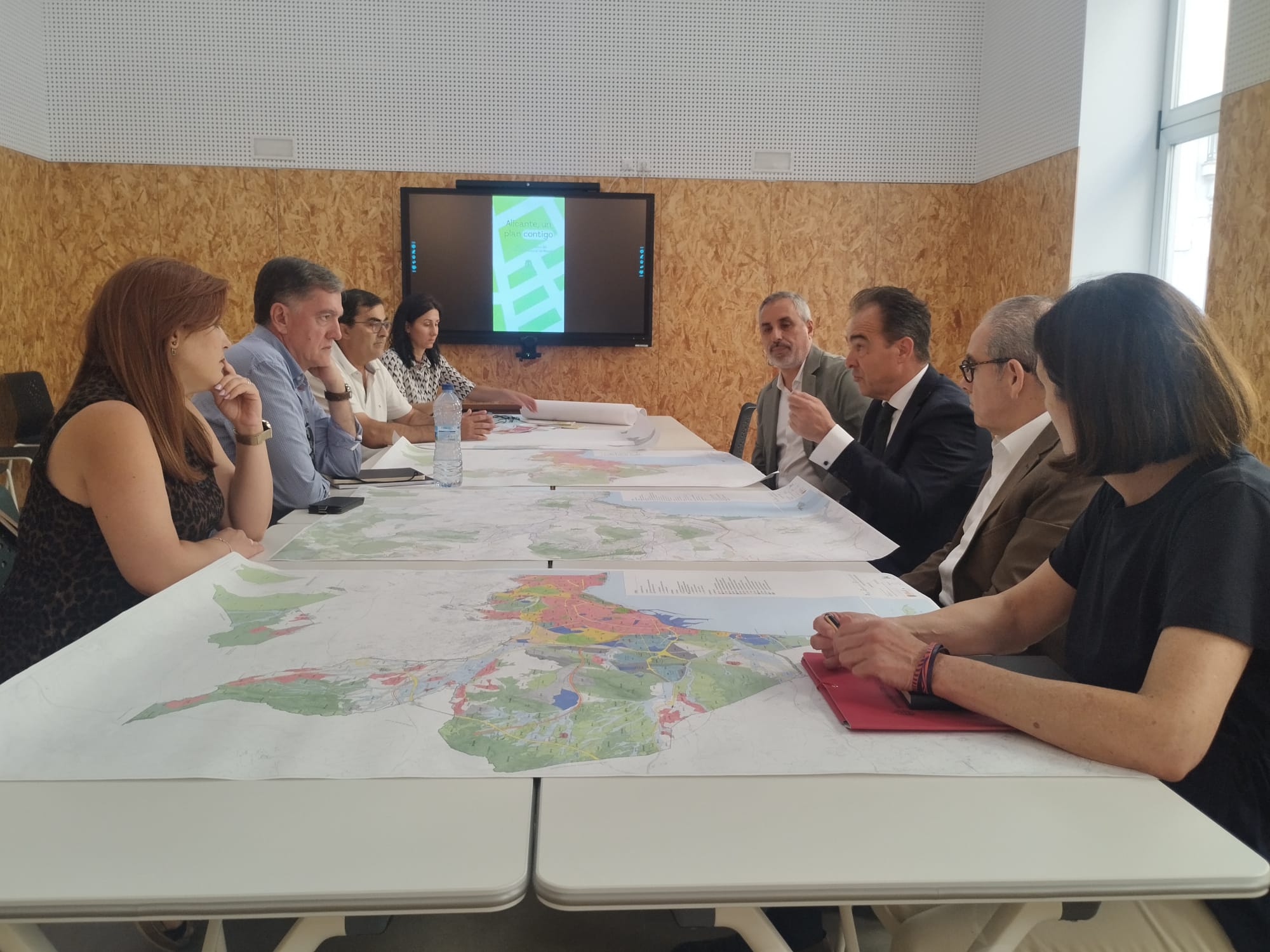 Alicante y Elche impulsan una línea de transporte de alta capacidad para conectar puntos estratégicos