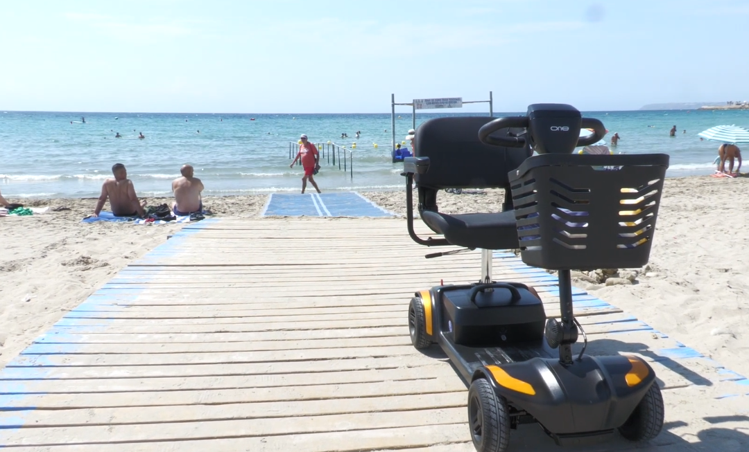Las playas de Alicante activan el servicio de baño adaptado hasta el 15 de septiembre