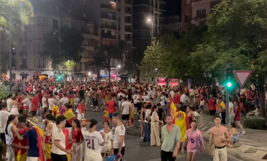 Las calles de Alicante celebran la esperada segunda estrella de la selección española