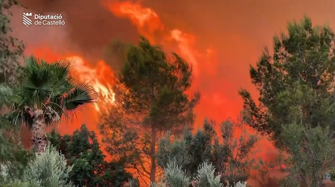 El gran incendio de Castellón encara las horas más críticas