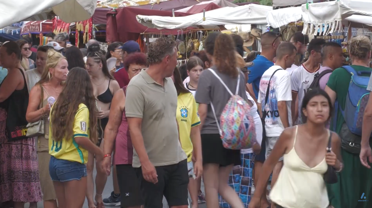 Artesanía, gastronomía y aromas protagonizan el zoco árabe del paseo Gómiz de Alicante