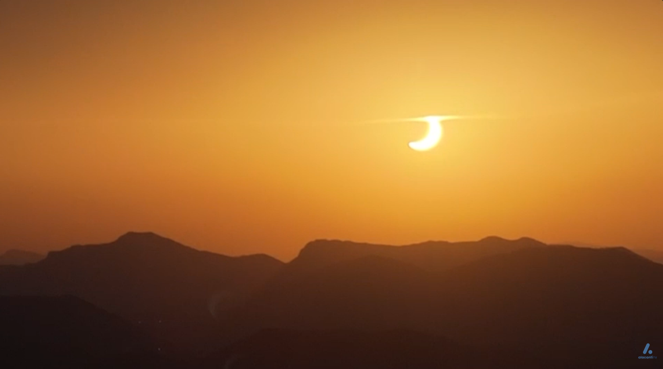 Más de 20.000 personas viven en Alicante un eclipse histórico