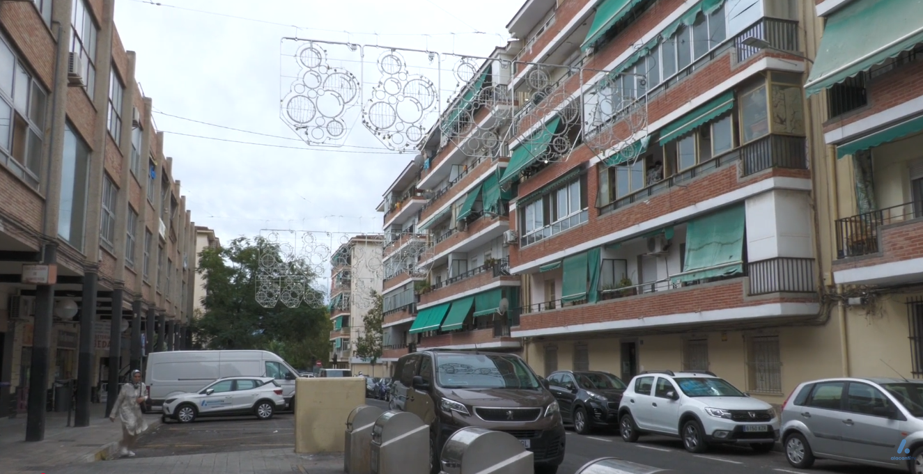Alicante comienza a instalar más de 2,5 millones de luces LED para esta Navidad