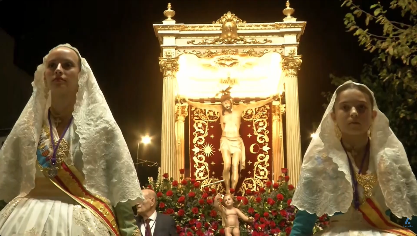 Miles de personas acompañan al Cristo de la Paz en Sant Joan