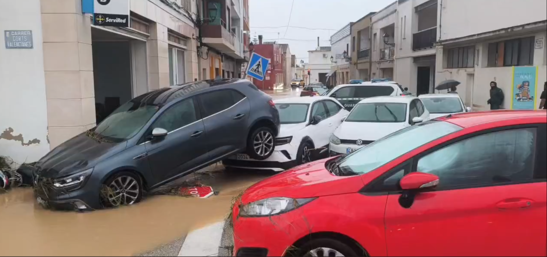 ADAM descarga toda su furia en Els Poblets con calles inundadas y coches amontonados