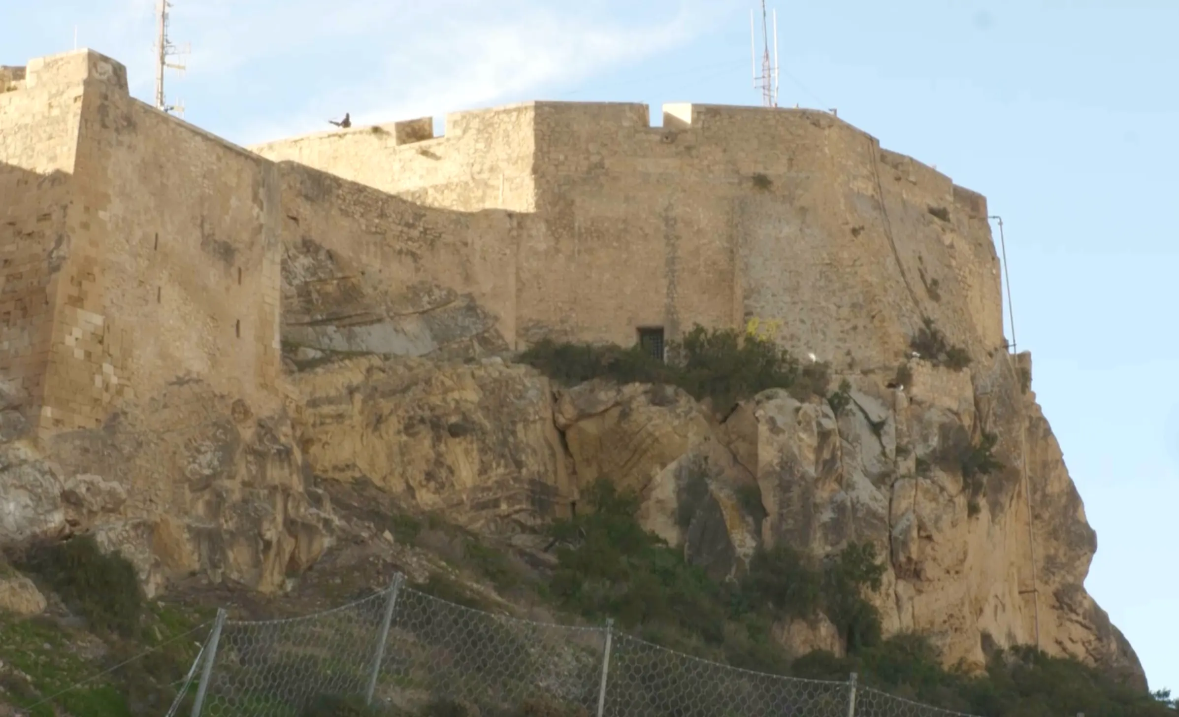 Alicante actuará de nuevo en el Benacantil ante el riesgo de desprendimientos bajo el Castillo de Santa Bárbara